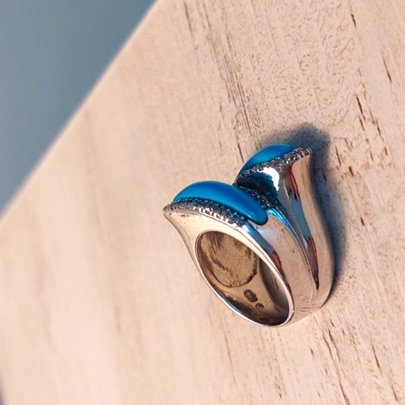 Elegant Turquoise and Silver Ring - Picture 1 of 6